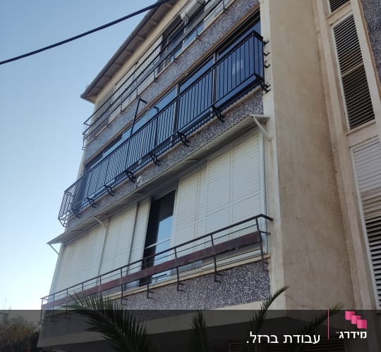 מרפסות עם מסגרות מתכת בבניין מגורים